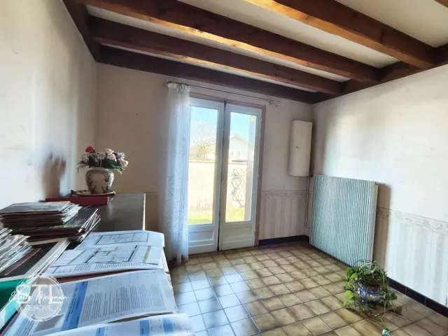 Pièce avant décoration avec poutres en bois apparentes et carrelage au sol, illustrant le diagnostic d'espace proposé par Estelle Meignan STLrenove.